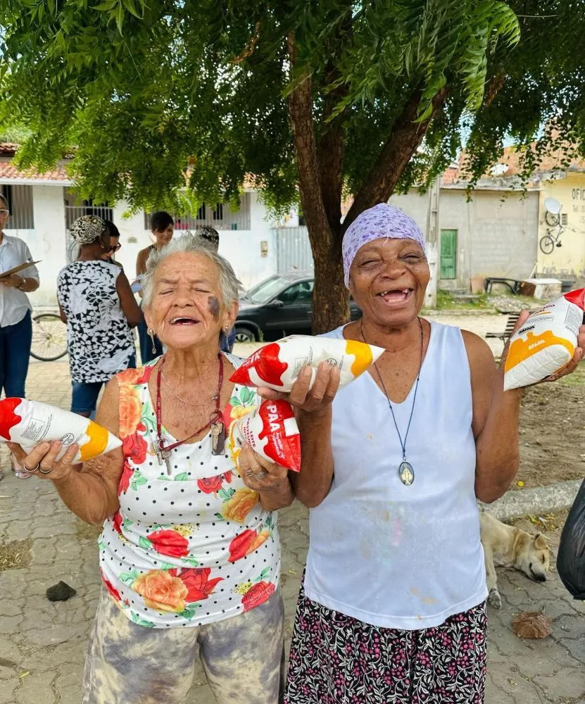 Mais de 2 mil litros de leite são entregues a famílias e comunidades carentes