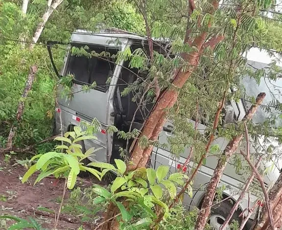 Tragédia: Van com pacientes de Sapeaçu capota em ribanceira na BR-101, entre Governador Mangabeira e Muritiba
