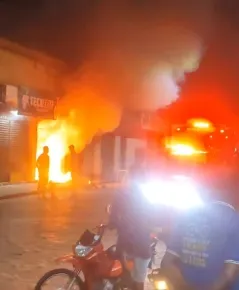 Incêndio atinge loja no centro de Cruz das Almas nesta terça-feira