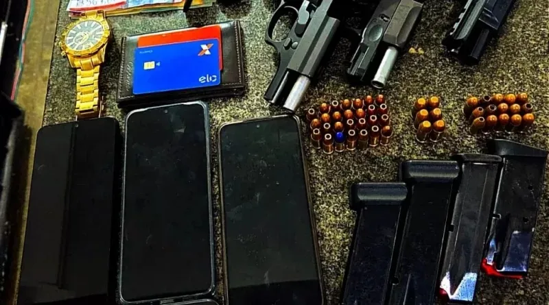 Polícia Rodoviária Federal prende três homens e apreende armas, drogas e veículo roubado na BR-101 em Santo Antônio de Jesus,