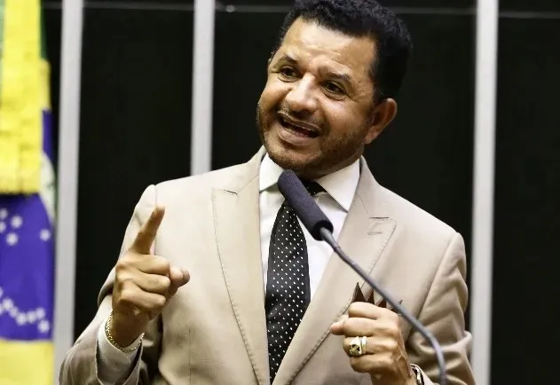 Justiça condena assessora que exigiu R$ 180 mil de ex-deputado baiano