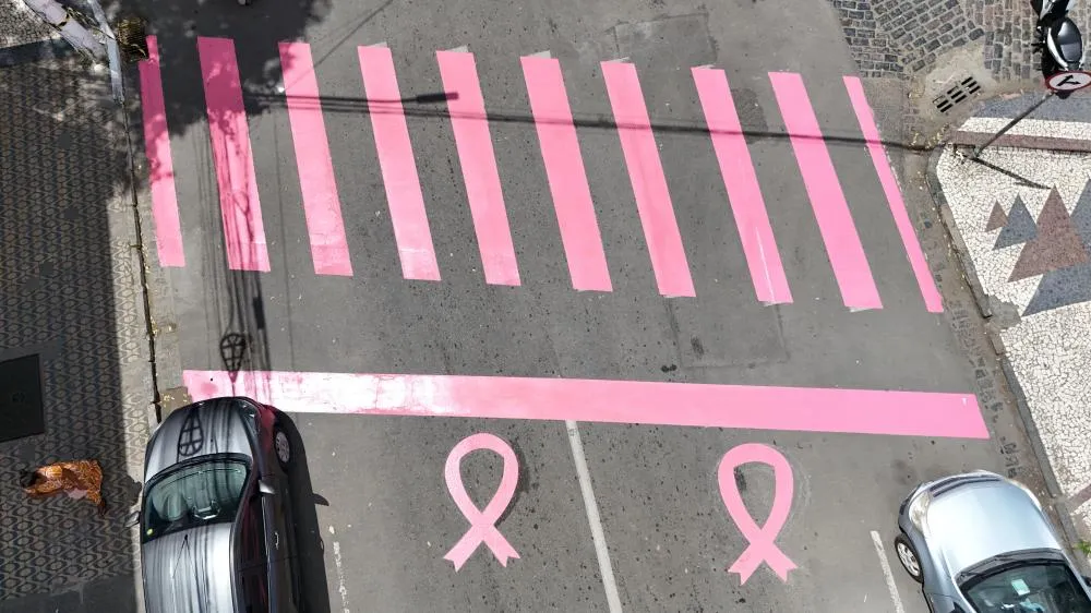 Outubro Rosa: faixas de pedestres são pintadas em Cruz das Almas para reforçar campanha