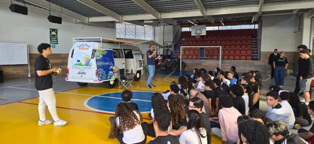 Laboratório instalado em uma kombi movido a energia solar é levado às escolas
