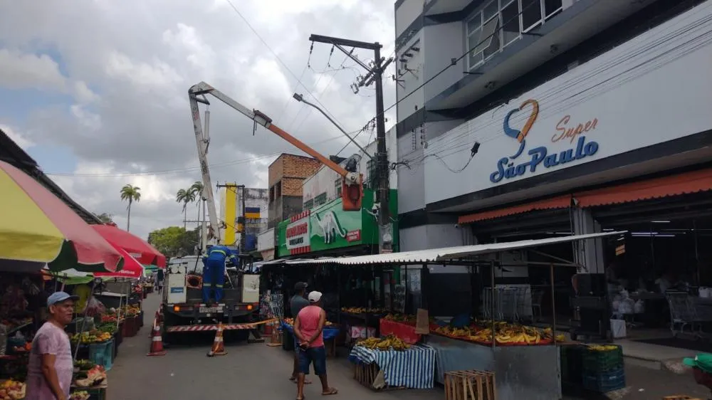 Operação da Neoenergia Coelba remove cabos clandestinos e aumenta segurança elétrica em Cruz das Almas