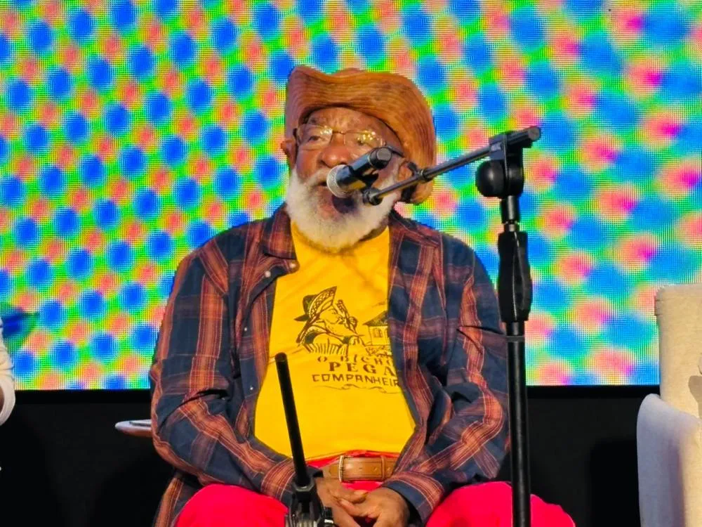 Mestre Bule Bule é celebrado na FLICA em noite de emoção e reverência à palavra