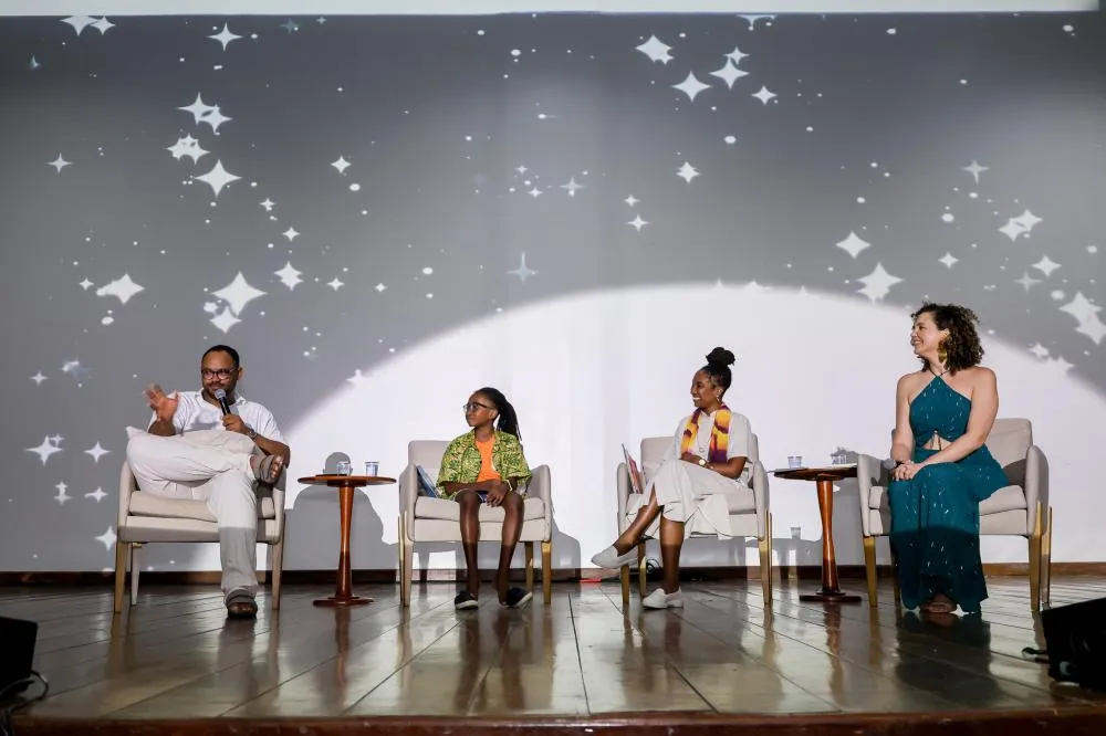 Aos dez anos, Maurício Akin, autor de quatro livros, ensina que literatura nunca nos deixará sozinhos
