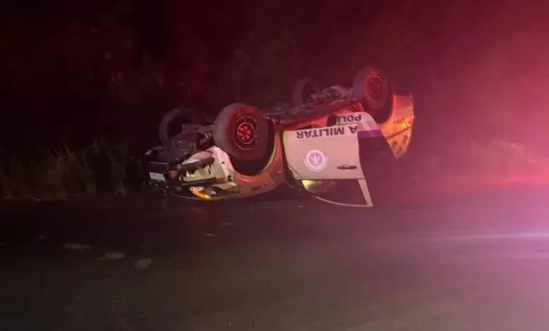 Viatura da PM capota na “Curva do S” entre Cachoeira e Maragogipe durante Operação Praesidium