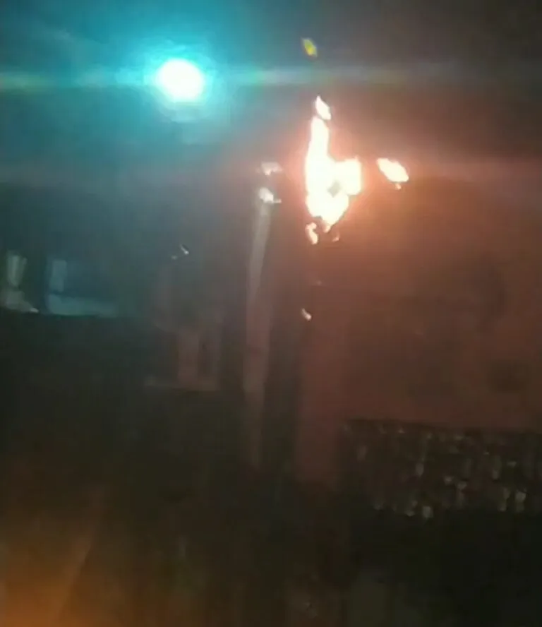 Fiação de poste pega fogo e assusta moradores de Cruz das Almas