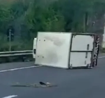 Cachoeira: Caminhão tomba na BR-101