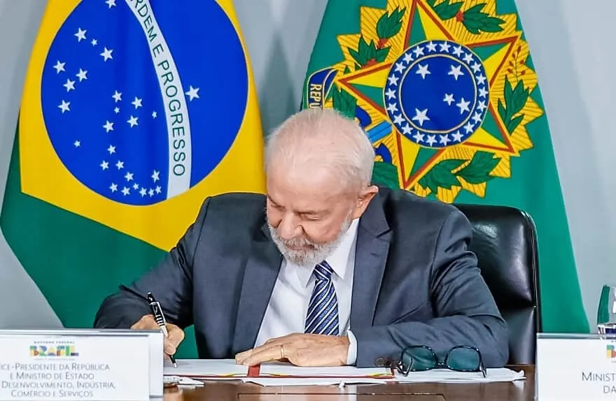 LULA SANCIONA REAJUSTE A SERVIDORES E VETA ACÚMULO DE FUNÇÃO A POLICIAIS