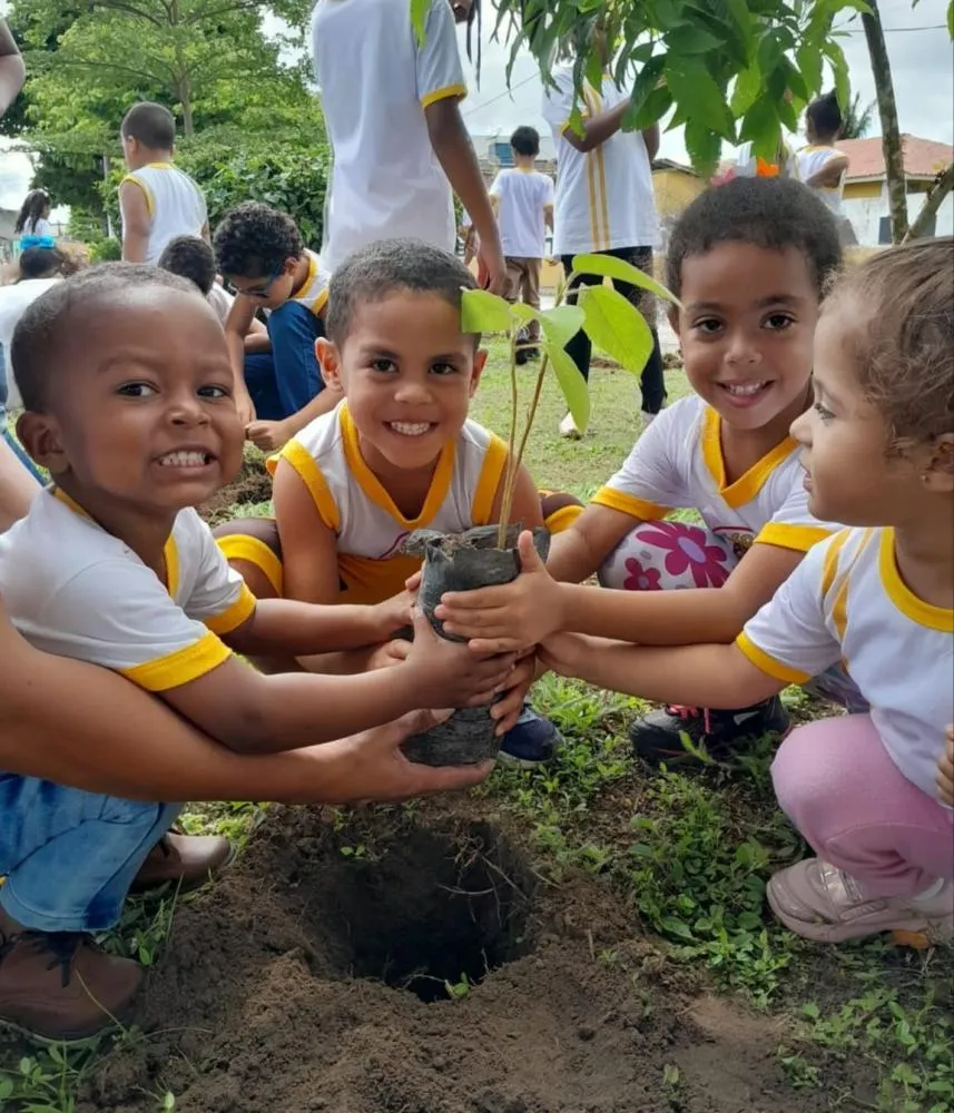Espaço Educacional Luz do Saber realiza plantio de árvores com alunos em Cruz das Almas