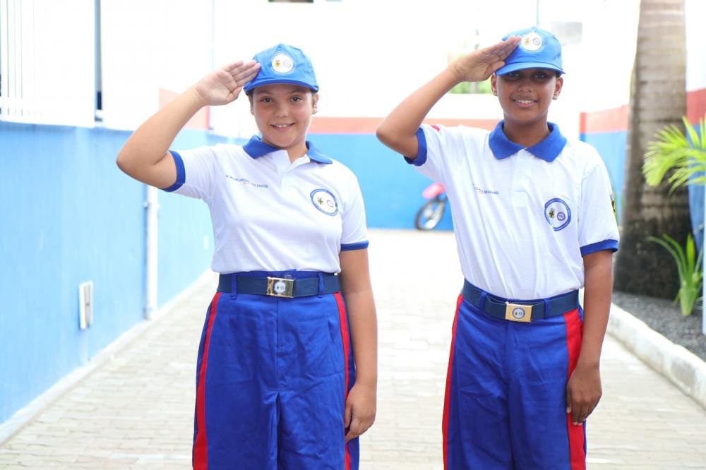 Cruz das Almas: Prefeitura entrega novos fardamentos do CEC para mais de 900 alunos