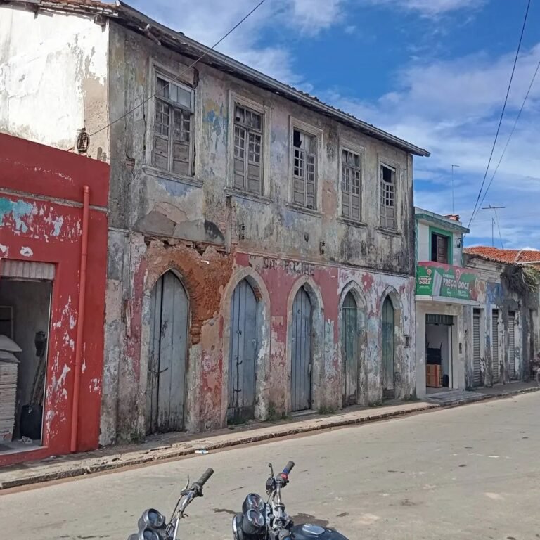 Maragojipe: Casarão abandonado ameaça desabar no centro comercial; veja as fotos