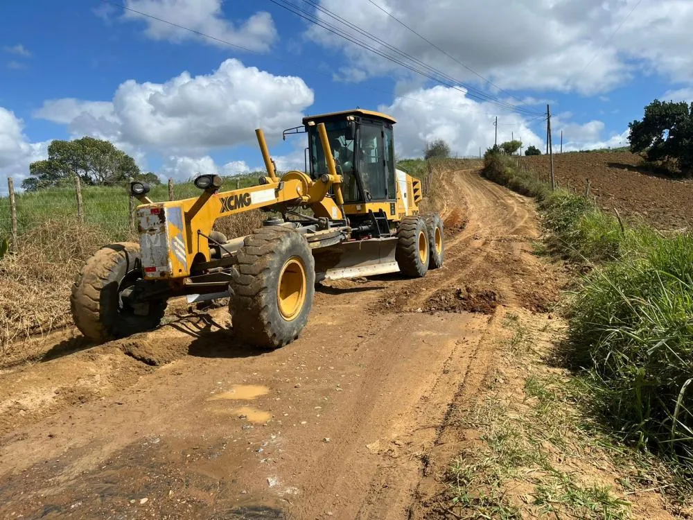 Prefeitura de Cruz realiza manutenção de estradas vicinais na zona rural do Cadete e Tuá